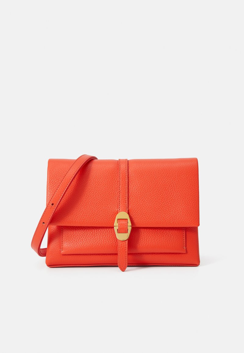Borsa a pochette in pelle arancione con superficie texturizzata, dotata di chiusura magnetica e tracolla rimovibile per una maggiore versatilità.