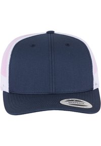 Tamna plava snapback kapa s čvrstim prednjim dijelom i mrežnim ružičastim bočnim panelima. Ima ravni vizir i okruglu oznaku brenda na rubu.
