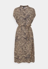 Sukienka kopertowa z krótkim rękawem w beżowym kolorze z czarnymi, wirującymi wzorami, posiadająca kołnierzyk, guziki oraz pasek do wiązania w talii.