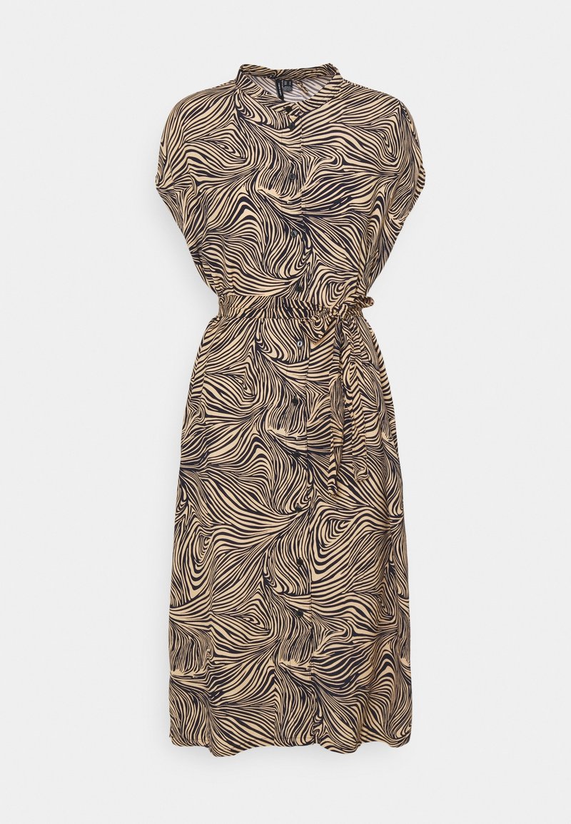 Sukienka kopertowa z krótkim rękawem w beżowym kolorze z czarnymi, wirującymi wzorami, posiadająca kołnierzyk, guziki oraz pasek do wiązania w talii.