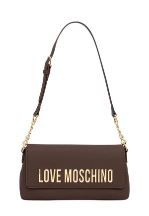 Borsa rettangolare marrone con chiusura a patta, dettagli in catena dorata, tracolla regolabile e scritta dorata "LOVE MOSCHINO" sul davanti.