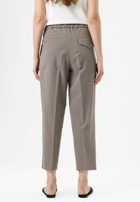 Grijze, taps toelopende broek met een elastische tailleband en twee achterzakken, met een gladde textuur en een rechte pijp.