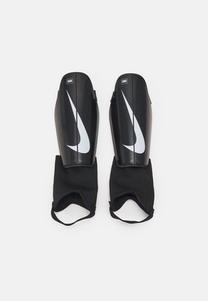 Fekete sípcsontvédők fényes felülettel, kiemelkedő fehér Nike logóval. Puha fekete szövetpántok a védők rögzítéséhez.