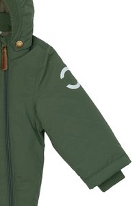 Chaqueta verde con capucha y cremallera, con puños acanalados y un logo reflectante en la manga. Material suave y resistente al agua.