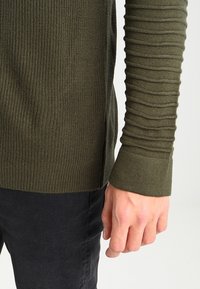 YOURTURN Pullover - olive
