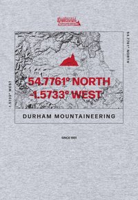 Šedé tričko s potiskem topografické mapy, červenými souřadnicemi a výrazným černým nápisem "Durham Mountaineering", založené 1981.