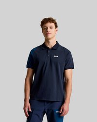 Dunkelblaues Poloshirt mit Kragen und kurzen Ärmeln, das ein weißes Logo auf der Brust und blaue Akzente an den Schultern aufweist.