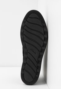 Clarks Botines bajos - black