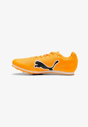 Scarpa da corsa leggera di colore arancione brillante con logo Puma nero, lacci arancioni e suola strutturata con chiodi per trazione sulla pista.