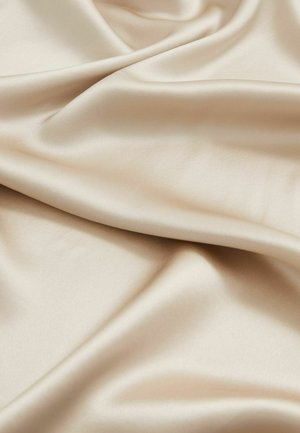 Tessuto di satin di colore beige chiaro, caratterizzato da una texture liscia, un delicato lucido e una caduta fluida con pieghe morbide.