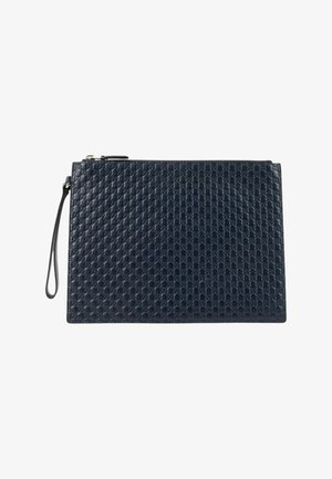 Dunkelblaue Leder-Clutch mit einem Handgelenksriemen und geprägt wiederholtem ineinander verschlungenem G-Muster, oben mit Reißverschluss.