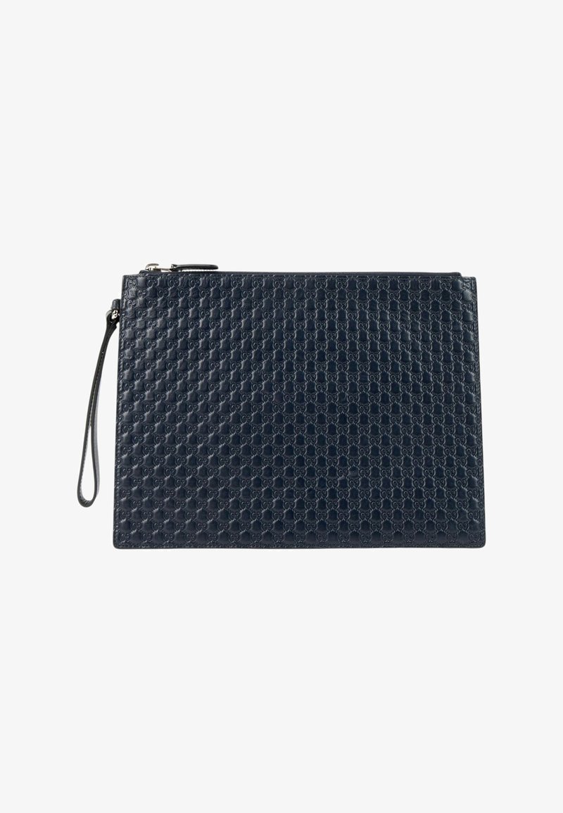 Pochette en cuir bleu foncé avec une lanière pour poignet et un motif en relief répétitif entrelacé en forme de G, fermeture éclair en haut.