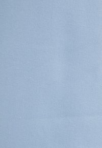 Tejido de color azul claro, tejido con una textura suave y un patrón de hilo fino, iluminado de manera uniforme con ligeros pliegues naturales visibles.