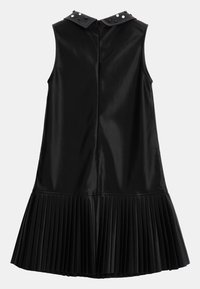 Czarna sukienka bez rękawów z plisowaną spódnicą, wykonana z gładkiego materiału, z ozdobnymi ćwiekami na kołnierzu i krytym suwakiem z tyłu.