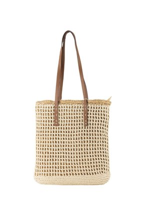 Bolso tote rectangular beige tejido con un gran tejido cuadrado abierto y dos largas asas de cuero marrón para el hombro.