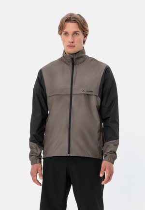 Herrenjacke aus glattem, leichtem Material; mit Halbreißverschluss, hohem Kragen, grauem Oberteil und schwarzen Ärmeln, mit Logo auf der Brust.