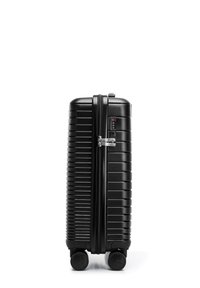 Une valise rigide noire avec un design strié, fermée par une fermeture éclair, un verrou à combinaison et quatre roues pour la mobilité. Texture lisse.