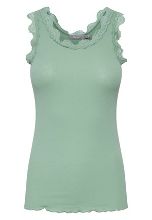 Zeleno rebrasto majico brez rukavov z čipkastimi detajli ob izrezu in ramenih. Obrobni šiv daje teksturo in vizualen interes.