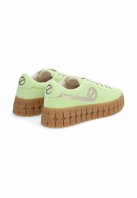 Sneaker in suede verde con suola in gomma spessa, caratterizzate da una base marrone textured e da un'accenno di logo sottile sul tallone e sul lato.