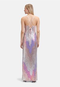 Robe longue ajustée en rose avec un design en sequins argentés. Présente des bretelles croisées dans le dos, une texture lisse et un effet dégradé scintillant.