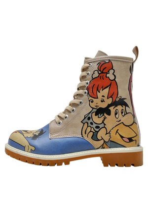 Comic-Themen Stiefelette aus beigem Leder mit Charakterdruck, blauer Zehenkappe, braunen Schnürsenkeln und einer strukturierten Gummisohle.