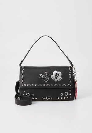 Sac en simili cuir noir avec des clous en argent, un graphique de Mickey Mouse, et une bandoulière amovible. Nom de la marque "Desigual" à l'avant.