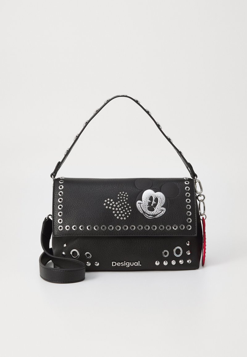 Musta tekonahkainen laukku, jossa on hopeisia niittejä, Mikki Hiiren grafiikka ja irrotettava olkahihna. Etupuolella brändinimi "Desigual".