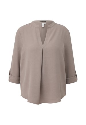 Beige Langarmbluse mit V-Ausschnitt, hochgekrempelten Ärmeln, die mit einem Knopfriemen fixiert sind, und einer zentralen vorderen Falte.