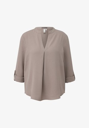 Beige Langarmbluse mit V-Ausschnitt, hochgekrempelten Ärmeln, die mit einem Knopfriemen fixiert sind, und einer zentralen vorderen Falte.