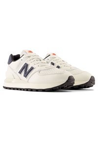 Vita lädersneakers med marinblå detaljer, med en texturerad ovandel, snördesign, vadderad krage och svart gummisula.