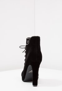 Laura Biagiotti Kotníkové boty na platformě - black