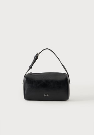 Sac à main rectangulaire en cuir noir avec une sangle courte réglable et une fermeture éclair argentée, affichant le logo "RAID" au centre avant.