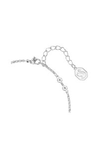 Pulsera de cadena de plata con dos cristales transparentes brillantes, un cierre de langosta y un extensor de cadena con una etiqueta octogonal.