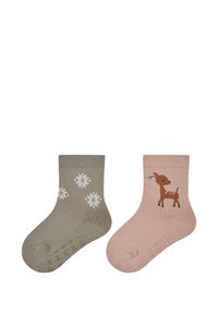 Kindersocken: eine olivgrüne mit weißen Schneeflocken und eine rosa mit einem braunen Rentier; beide haben einen gerippten Saum und eine strukturierte Sohle.