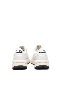 Vita sneakers med en texturerad ovandel, med en svart logotyp på hälen, en vadderad sula och släta accenter i beige och grått.