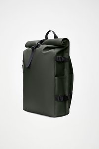 Žalias vandeniui atsparus kuprinės tipo kuprinė su juodos spalvos detalėmis, reguliuojamais dirželiais, priekine užtrauktuko kišene ir šoninėmis kišenėmis daiktams laikyti.