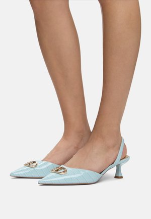 Tacones slingback de charol azul claro con punta afilada, patrón texturizado de cocodrilo y detalle de hebilla dorada en el empeine.