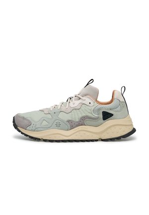 Scarpa da ginnastica grigio chiaro e beige con suola spessa e texturizzata, pannelli in camoscio e mesh, design con lacci e linguette nere sulla lingua e sul tallone.