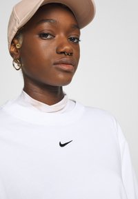 Nike Sportswear Žerzejové šaty - white/black