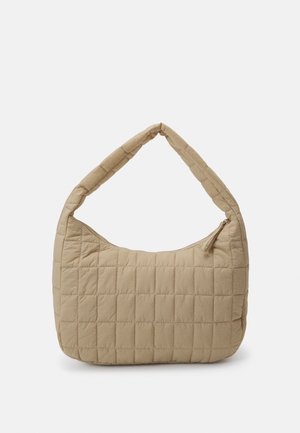 Sac à bandoulière beige matelassé avec sangle rembourrée et fermeture éclair supérieure, présenté sur un fond blanc uni.