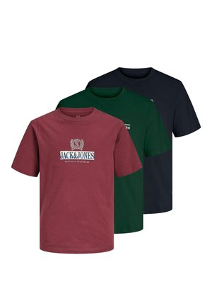 Trois t-shirts unis à manches courtes en bordeaux, vert foncé et noir, avec le t-shirt bordeaux affichant un logo blanc Jack & Jones.