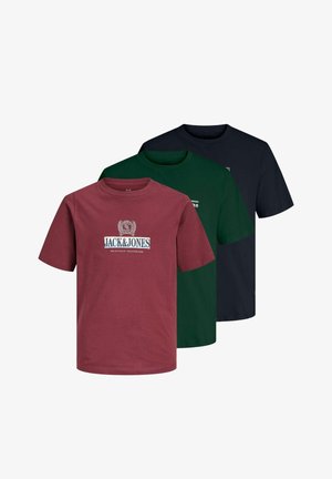 Trois t-shirts unis à manches courtes en bordeaux, vert foncé et noir, avec le t-shirt bordeaux affichant un logo blanc Jack & Jones.