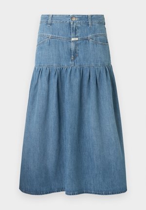 Fustă din denim cu talie fixă, închidere cu nasturi și partea de jos evazată, plisată. Culoare albastru deschis cu o textură netedă.