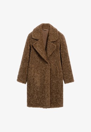 Brązowy płaszcz z sztucznego owczej wełny z szerokimi klapami i podwójnym zapięciem na guziki na białym tle.