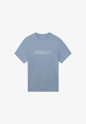 Camiseta de manga corta de color azul claro con cuello redondo, con el texto "silbon™" impreso en el centro delantero.