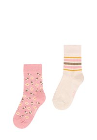 Due calze spaiate, una rosa con piccoli fiori bianchi, l'altra beige con strisce rosa, marroni e gialle vicino alla parte superiore.