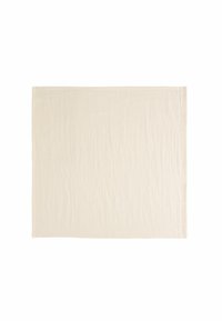 Beżowy obrus z lnu w kształcie prostokąta, o miękkiej fakturze z lekko pogniecioną powierzchnią, obszyte krawędzie i bez widocznych wzorów czy akcentów.