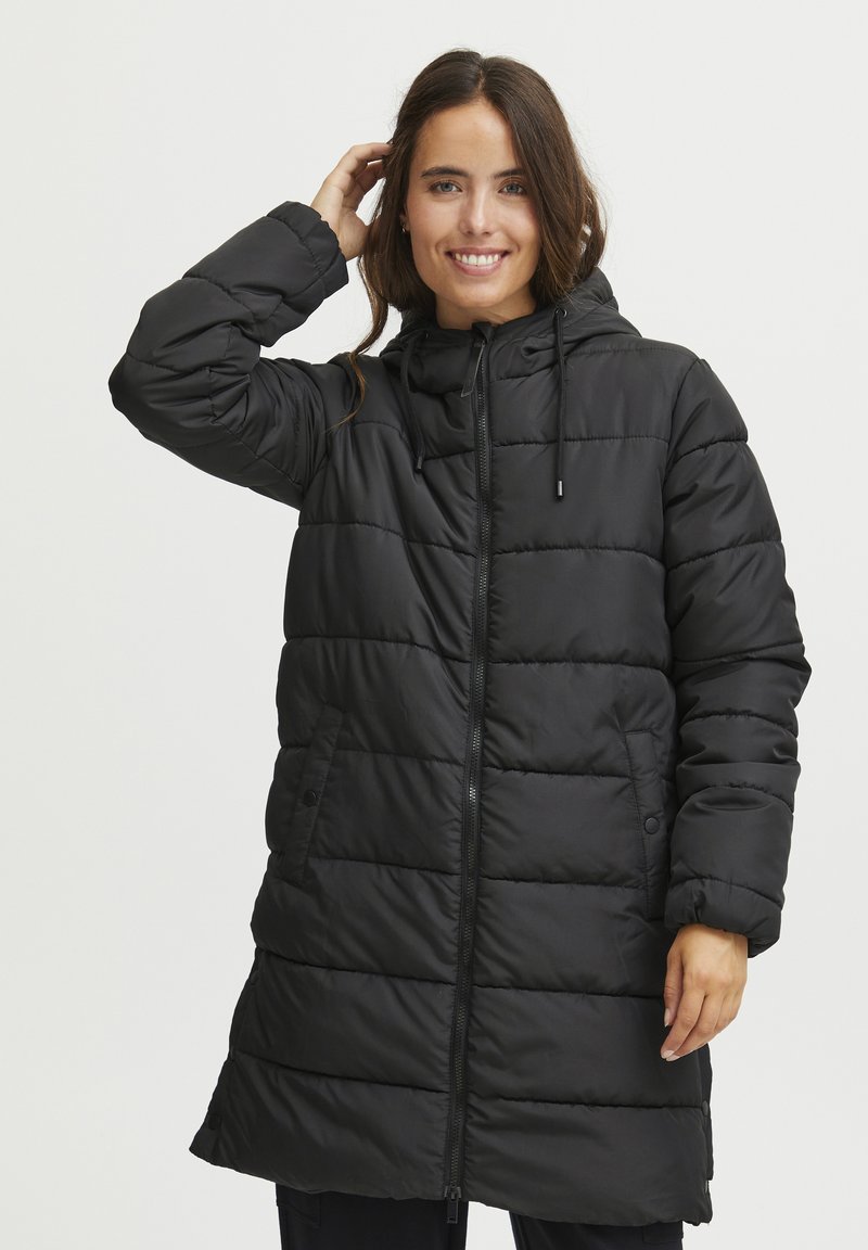 Giacca a vento nera imbottita con cappuccio, caratterizzata da un design trapuntato, chiusura con zip e tasche laterali. Realizzata in materiale leggero e resistente all'acqua.