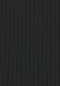 Musta kaisla kudos, jossa on pystysuoria raitoja, pehmeällä tekstuurilla ja yhtenäisellä kuviolla ympäriinsä. Materiaali näyttää joustavalta ja sileältä.