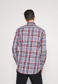 Herren Langarmhemd mit karriertem Muster in Rot, Marineblau und Grau. Hergestellt aus einem Stoff mit glatter Textur und mit Knopfmanschetten.